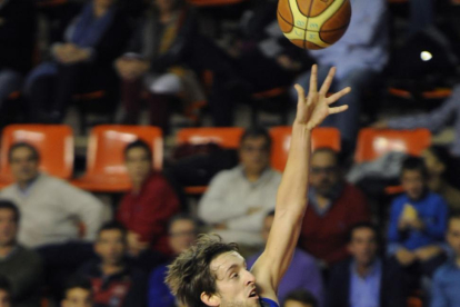 Vilanova entra a canasta en el choque de ida ante Oviedo en El Plantío-I. L. Murillo