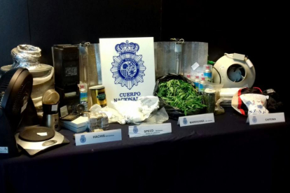 Droga y material incautados al detenido.-ECB