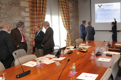 Imagen de una reunión de los miembros del consejo rector del consorcio de Villalonquéjar.-ISRAEL L. MURILLO