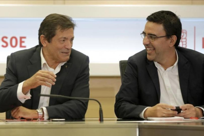 Javier Fernández, presidente de la gestora del PSOE, junto a Mario Jiménez, vocal.-JOSÉ LUIS ROCA