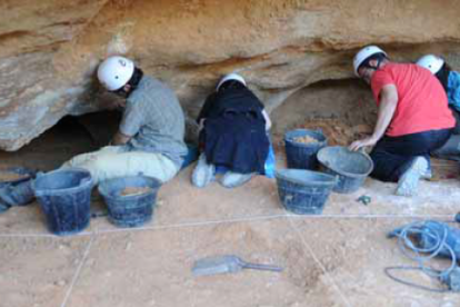 Trabajos de excavación en Galería durante el año 2012, el techo de la cueva obliga a excavar muy agachados.