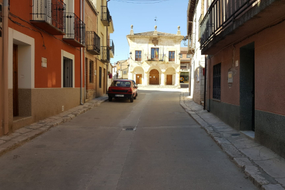 Las calles de Sotillo ayer, completamente vacías. L. V.