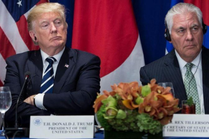 Trump (izquierda) y Tillerson escuchan a una delegación extranjera, en el marco de la Asamblea General de la ONU, el 21 de septiembre, en Nueva York.-AFP / BRENDAN SMIALOWSKI