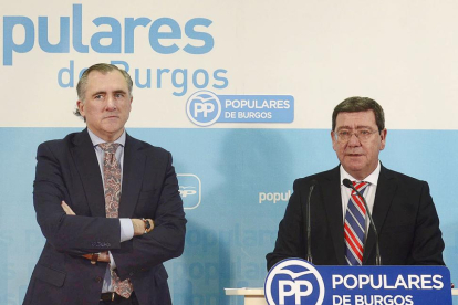 El presidente provincial, César Rico y el coordinador de las ponencias del PP de Burgos, Víctor Arnáiz.-ICAL