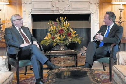 Pragmáticos 8Cameron (izquierda) y Juncker, en la lujosa casa de campo de Chequers, ayer.-Foto: SUZANNE PLUNKETT / AFP