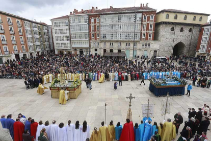 Una multitud se congregó en la plaza del Rey San Fernando en el tramo final de la procesión.-RAÚL OCHOA