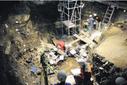 Trabajos en Portalón de Cueva Mayor en 2010.