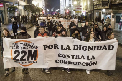 Cabeza de la manifestación a su paso por la calle Vitoria.-SANTI OTERO