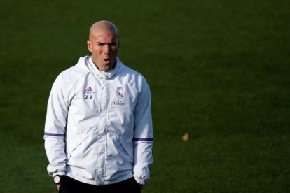 Zinedine Zidane, durante el entrenamiento del Madrid de este viernes en Valdebebas.-REUTERS / JUAN MEDINA