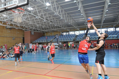 Imagen general del polideportivo José Luis Talamillo, ayer, durante el 3x3 Moncor.-ISRAEL L. MURILLO
