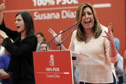 La presidenta andaluza y candidata a la Secretaría General del PSOE, Susana Díaz (d), durante el acto público que ha celebrado hoy en Gijón en busca del apoyo de la militancia asturiana.-EFE
