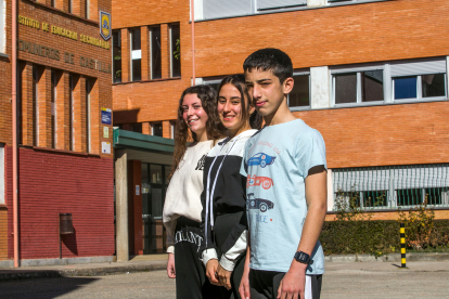 Tres de los cuatro alumnos que han creado el vídeo seleccionado en el patio del IES Comuneros de Castilla. TOMÁS ALONSO