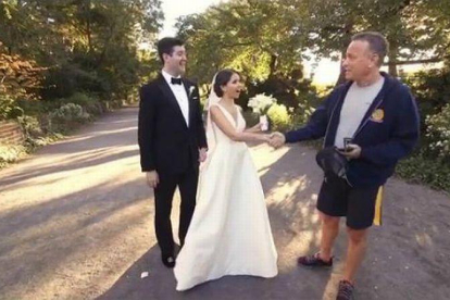 Tom Hanks saluda a Ryan y Elisabeth en el día de su boda.-ATLAS