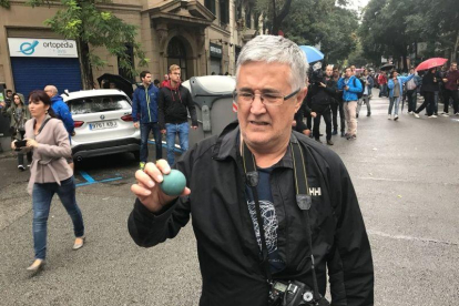 Una pelota de goma empleada por la Policía Nacional en el cruce entre Sardenya y Diputació.-EL PERIÓDICO
