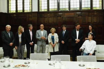 La alcaldesa Manuela Carmena posa con Puigdemont, Junqueras y Romeva, ayer, en Madrid.-JUAN MANUEL PRATS