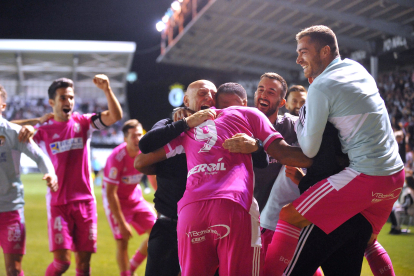 Los jugadores del Burgos CF. ayer con la tercera equipación completamente de rosa, celebran con Calero el segundo tanto, obra de Mourad, que dio la victoria blanquinegra en el derbi. FOTOS: TOMÁS ALONSO