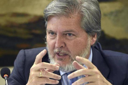 El ministro ha calificado como "muy importante" el trabajo del Ejército en defensa del orden constitucional y de las libertades y derechos fundamentales de los españoles-