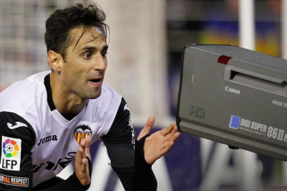 El jugador del Valencia Jonás celebra un gol en Mestalla  ante una cámara de televisión.-MIGUEL LORENZO