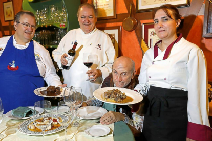 elección. Jesús y Juanjo Alejos y Teresa Martín presentan  sus tres platos favoritos y un vino tinto a Javier Angulo.-J.M. LOSTAU