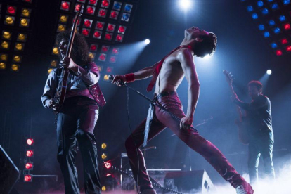 Una imagen del filme Bohemian Rhapsody con la banda en pleno concierto.-EL PERIÓDICO
