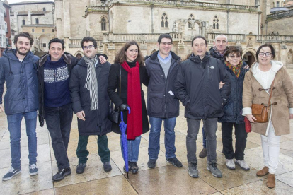 Parte del equipo de Raúl Salinero, en el centro, se reunió ayer frente a la Catedral de Burgos.-SANTI OTERO