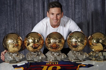 Leo Messi posa para EL PERIÓDICO con sus cinco balones de oro.-BARCELONA 15 16