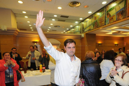 Daniel de la Rosa saluda a militantes y simpatizantes tras conocer los resultados.-ISRAEL L. MURILLO
