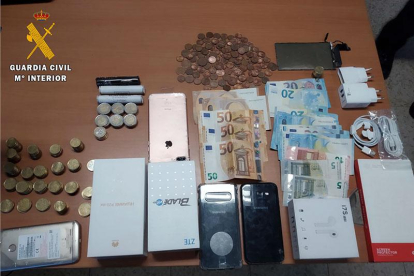 Imagen de los objetos sustraídos en la empresa de paquetería de la capital ribereña.-GUARDIA CIVIL