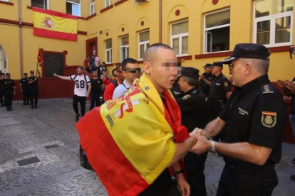 Un grupo de personas vitorea a agentes de la Policía que se desplazan de Córdoba a Catalunya por el 1-O-SANCHEZ MORENO