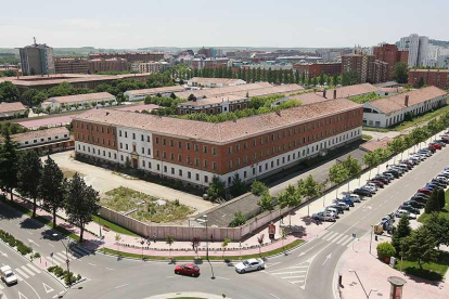 Las traseras del Diego Porcelos albergan el parque de Artillería.-RAÚL G. OCHOA