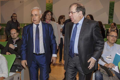 Herrera y Ceniceros se dirigen al estrado para inaugurar la reunión de los expertos europeos.-S. OTERO