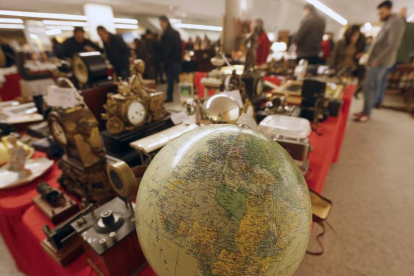 Relojes, bisutería, globos terráqueos y otras reliquias del pasado que pueden verse, este fin de semana, en el Fórum Evolución.-