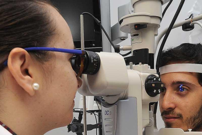 Una oftalmóloga revisa a un paciente.-ISRAEL L. MURILLO