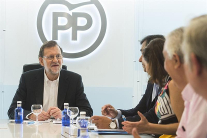 Fotografía facilitada por el PP del presidente del Gobierno en funciones y del Partido Popular, Mariano Rajoy, durante la reunión del comité de dirección de la formación tras la reunión que ha mantenido con el líder de Ciudadanos, Albert Rivera.-EFE