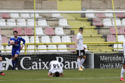 Los jugadores del Burgos se lamentan tras encajar el segundo gol. SANTI OTERO