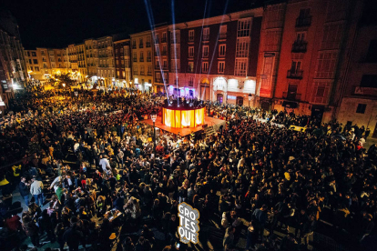 Espectáculo de Gròtesque en la plaza del Huerto del Rey durante La Noche Blanca. LUCAS MATÉ