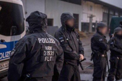 Agentes de policía en una de las redadas contra un almacén de una firma editorial vinculada al grupo salafista La Verdadera Religión, en Pulheim (oeste de Alemania), este martes.-AFP / WOLFRAM KASTL