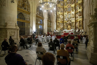 La Vigilia Pascual se celebró en el Altar Mayor de la Catedral con aforo limitado y otras medidas para evitar el contagio de Covid. FOTOS: SANTI OTERO
