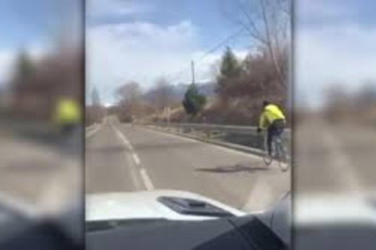 El ciclista adelantado por Messi.-