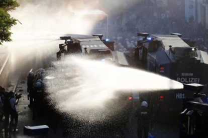 La policía utlizia cañones de agua contra los manifestantes que protestan contra la cumbre del G-20.-REUTERS