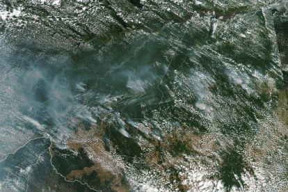 Fotografía  de la NASA  que muestra desde el espacio los incendios forestales en la Amazonía brasileña.-OBSERVATORIO TERRESTRE DE LA NASA