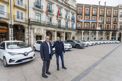 Flota de vehículos eléctricos presentados por el alcalde y el concejal Adolfo Díez. SANTI OTERO