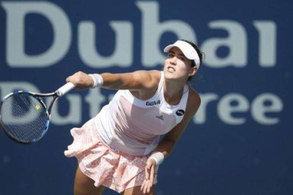 Garbiñe Muguruza devuelve una bola durante la primera ronda de Dubai.-Foto: EFE / ALI HAIDER