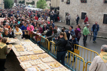 Unas 4.000 personas disfrutaron ayer en Palenzuela de una jornada gastronómica cuya protagonista es la cebolla horcal.-M. A.