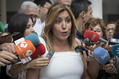La presidenta andaluza, Susana Díaz, atiende a los medios.-EFE/Julio Muñoz