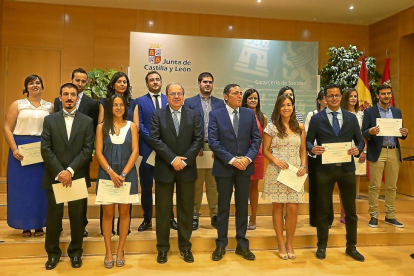 Fotografía de familia de los 14 médicos y enfermeros residentes distinguidos, con el presidente de la Junta, Juan Vicente Herrera, y el consejero de Sanidad, Antonio María Sáez.-ICAL