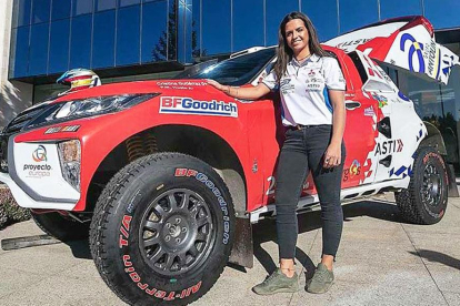 Cristina Gutiérrez posa ante el Mitsubishi Eclipse Cross con el que correrá el Dakar 2019-ECB