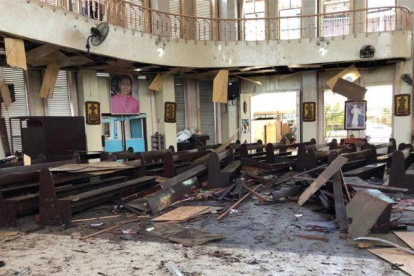 Interior de la catedral de Jolo, en Filipinas, tras registrar dos explosiones.-EFE