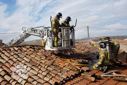 Los Bomberos intervienen en el incendio en San Mamés. BOMBEROS DE BURGOS
