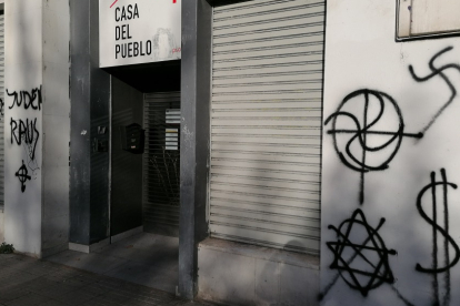 Pintadas con simbología nazi en la sede del PSOE de Burgos. D.S.M.